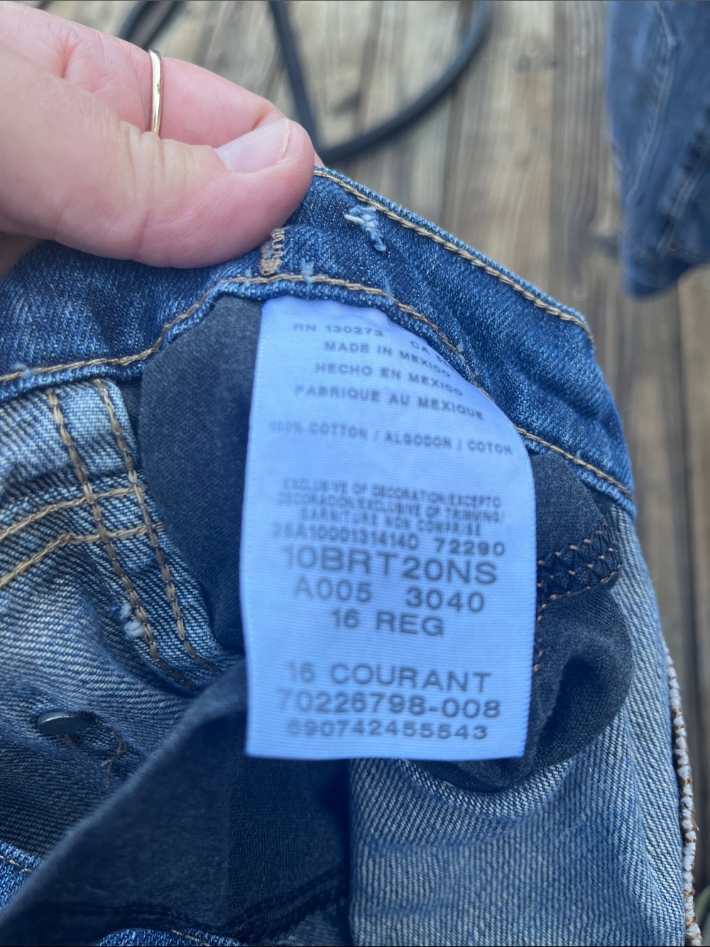 Wrangler Relaxed Fit Jeans in Medium Blue Wash